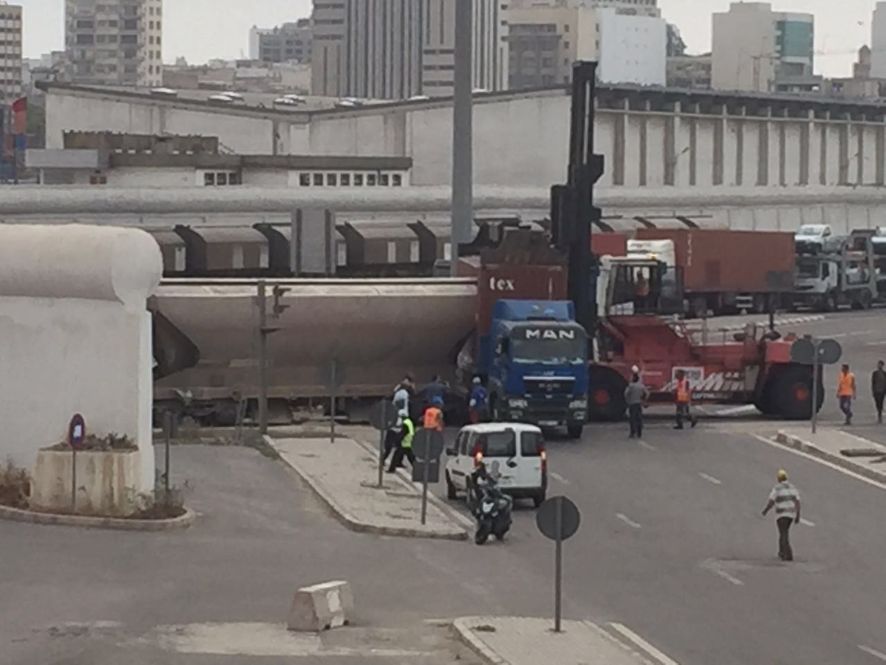 ميناء الدارالبيضاء : حادث بين قطار لنقل الفوسفاط و شاحنة لنقل الصناديق الحديدية